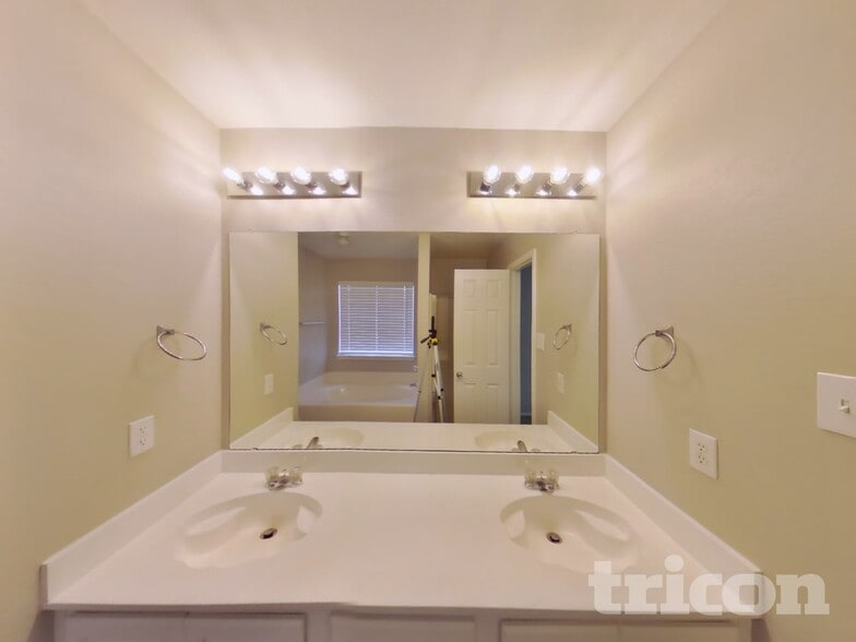 Building Photo - 917 Red Oak Trails