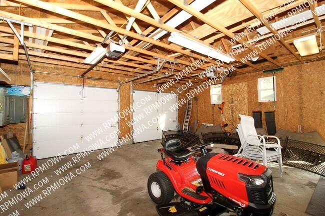 Building Photo - OVER 3000 SQ FT!!!  3 Bedroom, 2 Bath, 2 H...