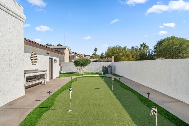 Building Photo - 4 Bedroom Pool Home on the Golf Course