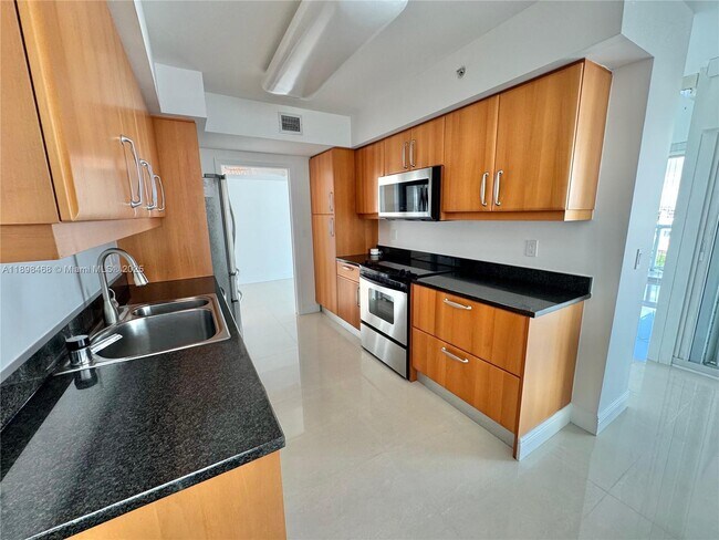 Building Photo - 16500 Collins Ave