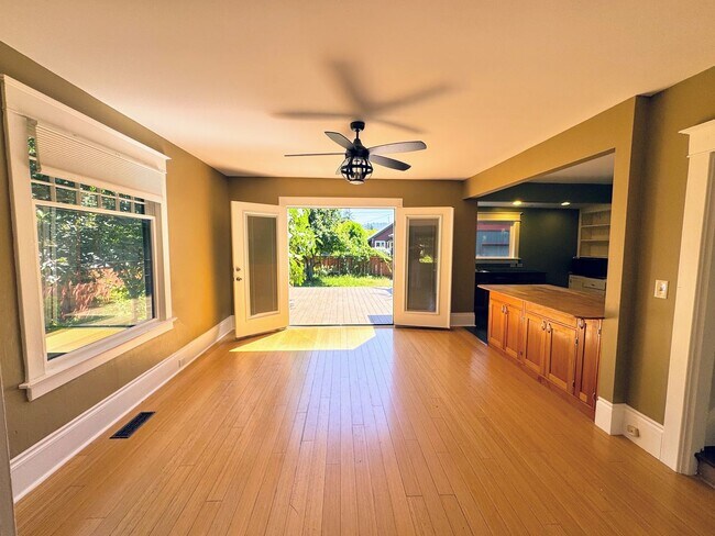 Building Photo - Beautiful 4+ Bed, 3 Bath Crafstman Home with Fenced Yard near St. Johns
