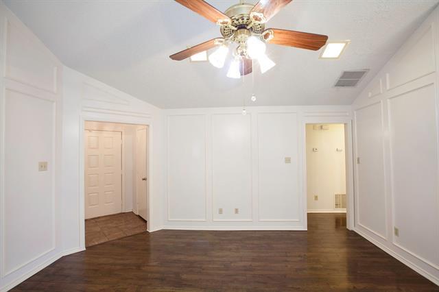 Building Photo - 2025 Lorient Dr