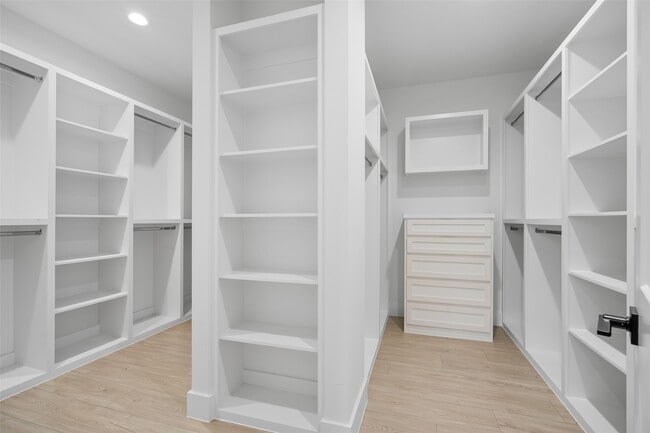 Building Photo - 105 Tolima Dove St