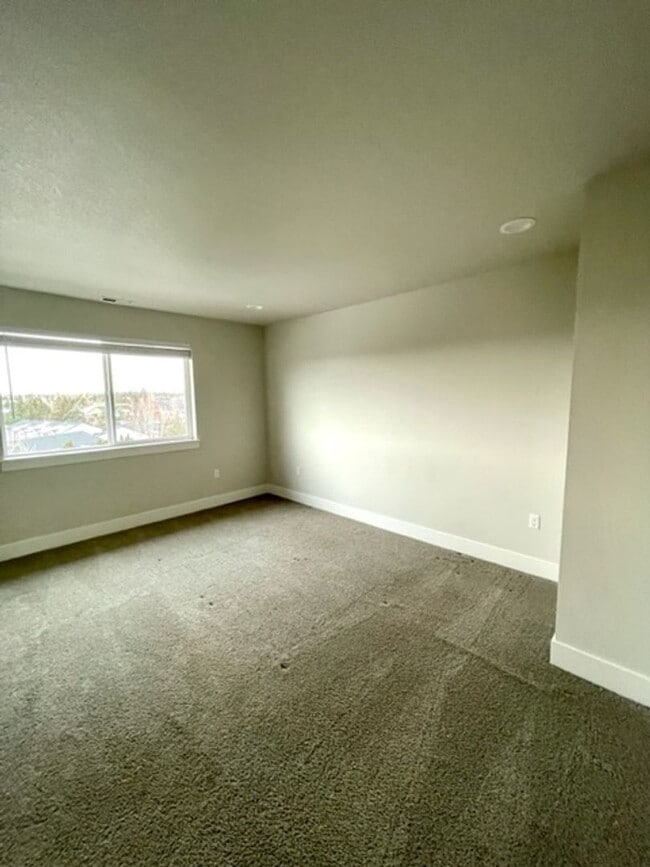 Building Photo - 1718 NE Lotus Dr