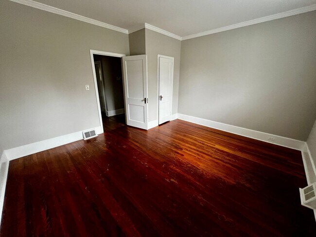 Building Photo - 3800 Overbrook Dr