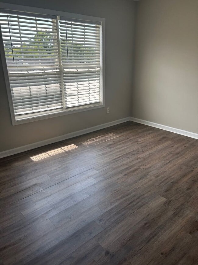 Building Photo - 3 bedroom/ 3 bathroom Townhouse