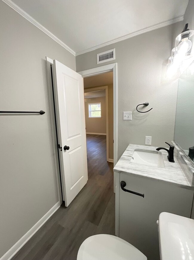 Building Photo - 713 Melody Ln