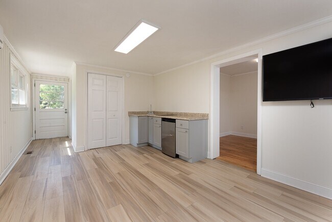 Building Photo - Walking Distance to UNCW