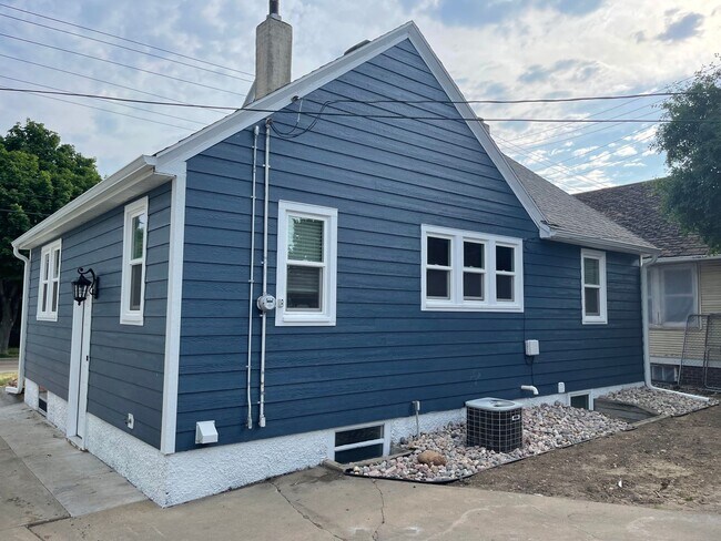 Building Photo - One block from USF! Huge home with 4 bedrooms! Fenced in yard