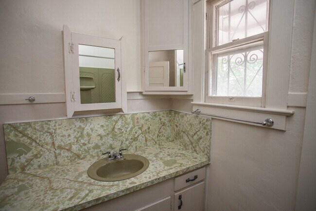 Building Photo - EDo BRICK BUNGALOW 1/BD 1/BA 1/CG