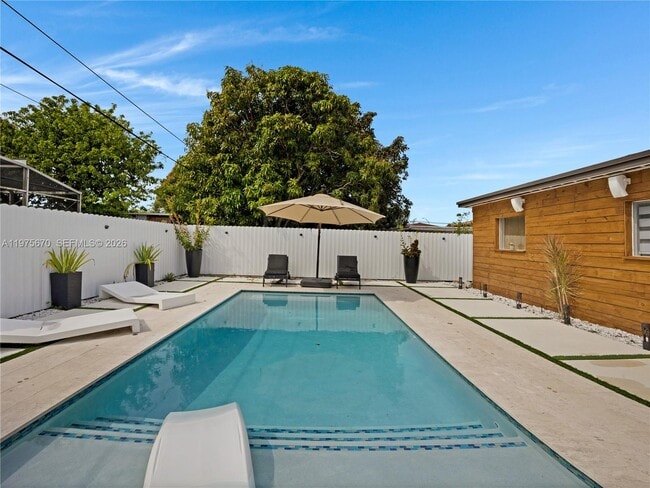 Building Photo - 920 NE 159th St