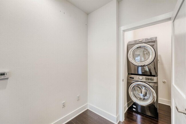 Building Photo - 1134 Chicon St