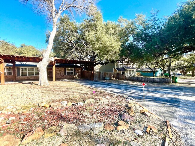 Building Photo - 5303 Shady Oak Cir