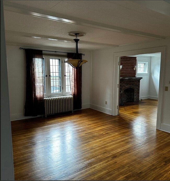 Building Photo - 9 Hickory St