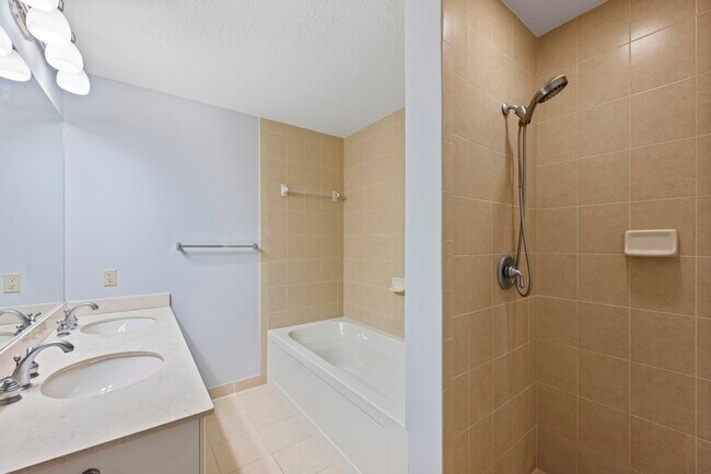 Building Photo - 511 Lucerne Ave