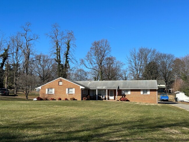 Building Photo - Roanoke County Duplex