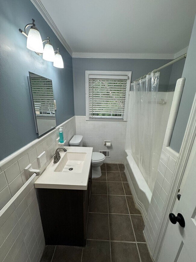 Building Photo - 828 Forest Ridge Dr W