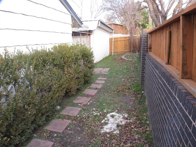 Building Photo - 10406 Shadow Bend Dr