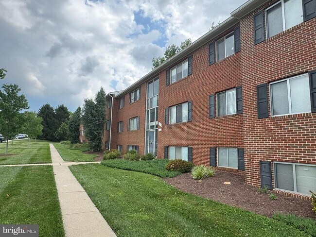 Building Photo - 3876 Shadywood Dr