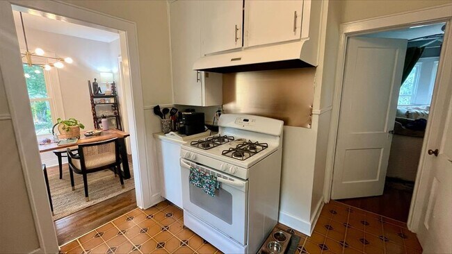 Building Photo - 515 E Live Oak St