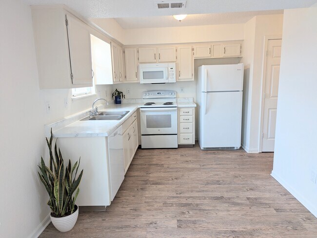 Building Photo - 823 Spring Ct