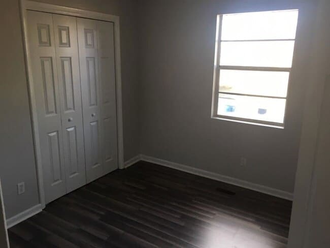 Building Photo - 3 bedroom/2 bathroom