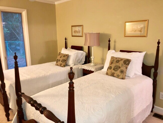 Building Photo - 685 Donald Ross Dr