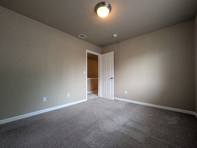 Building Photo - Beautiful 3-Bedroom, 2.5-Bath Home In River Road Area of Eugene!