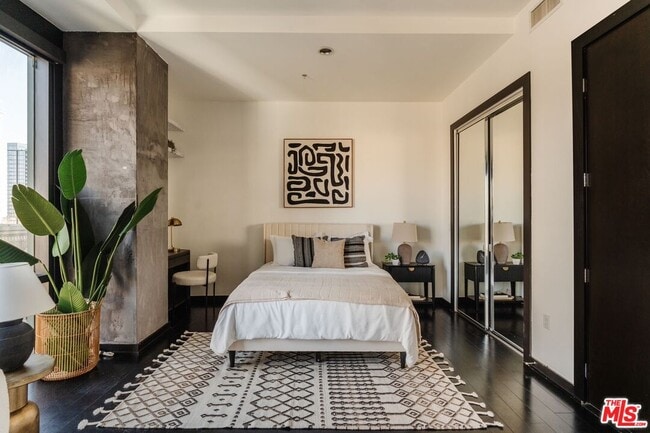 Building Photo - 655 S Hope St