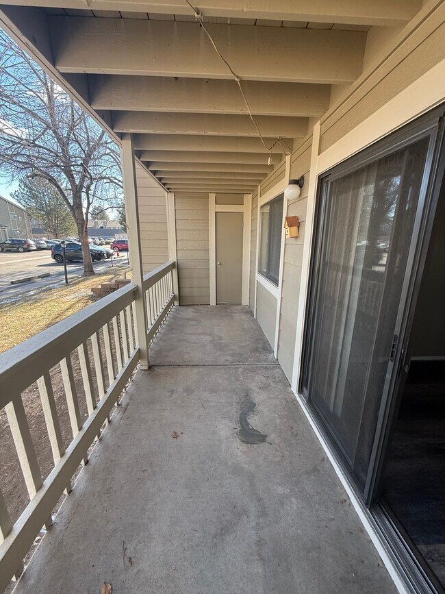 Building Photo - Updated first-floor condo - 1 bed 1 bath