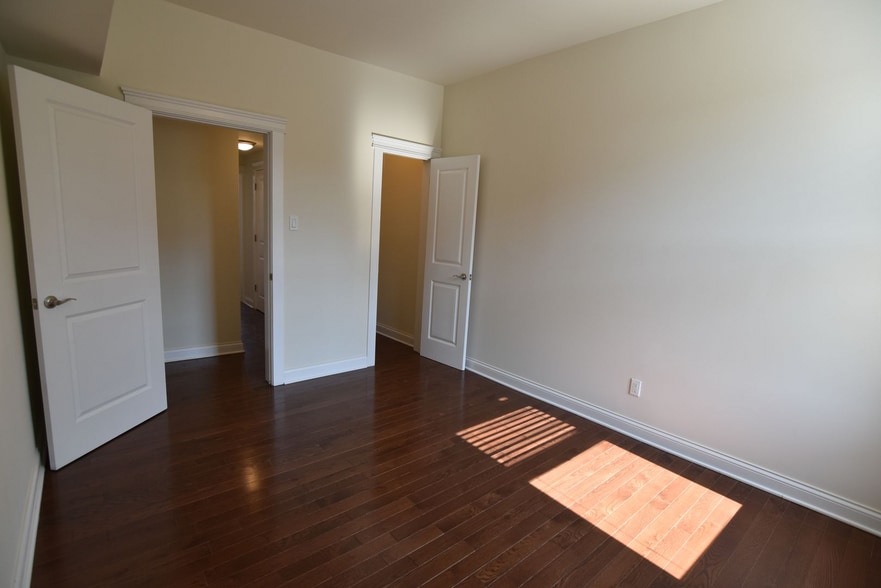 Building Photo - 3802 N Pine Grove Ave