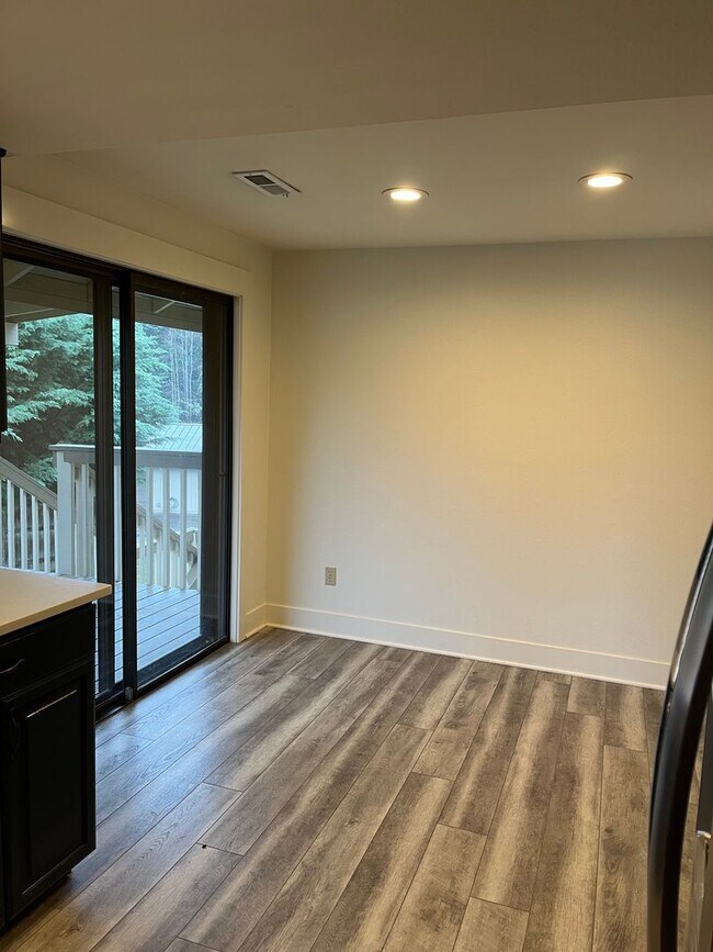 Building Photo - 4 Bedroom - Gated Community!