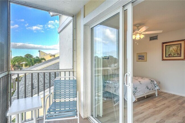 Building Photo - 5532 NE Gulfstream Way