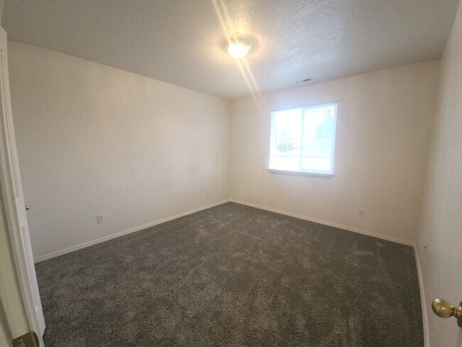 Building Photo - Beautiful 3 bed 1.5 bath Townhome with gar...