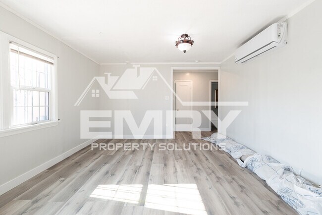 Building Photo - MOVE IN READY 2 BEDROOM 1 BATHROOM HOME IN LYNWOOD CA 90262