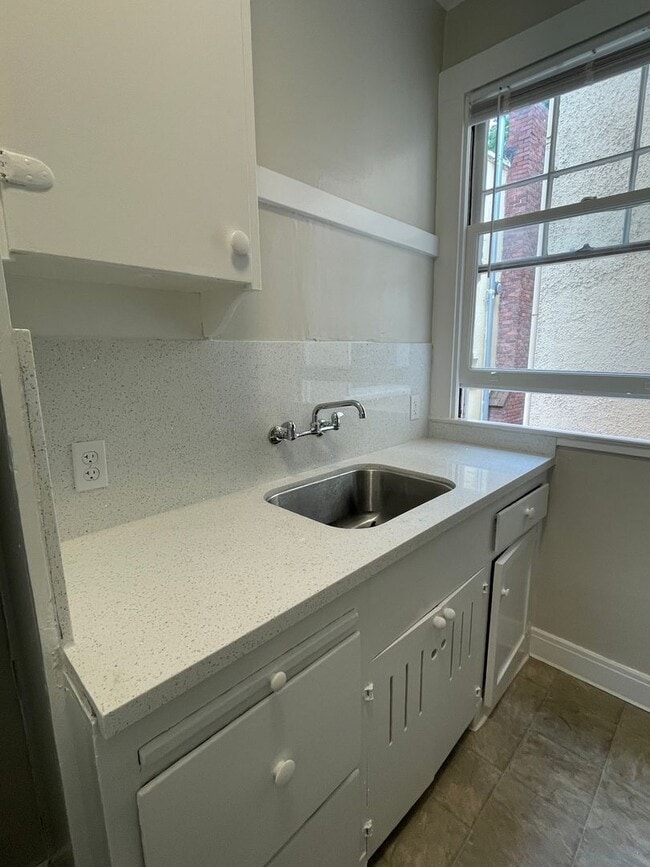 Building Photo - North side, quiet and spacious one bedroom is walking distance to the north side of the UC Berkel...