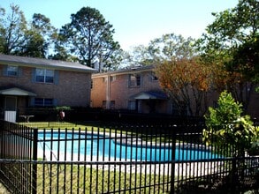 Building Photo - Spring Branch Condo