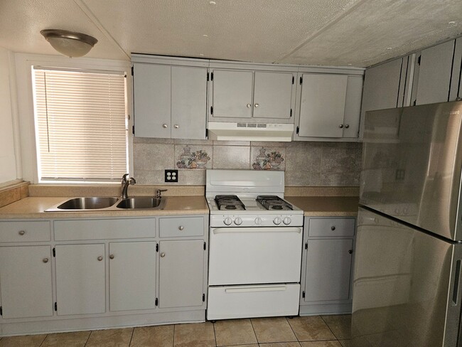 Building Photo - Cute and Clean 2 bed/1 Bath in central BHC