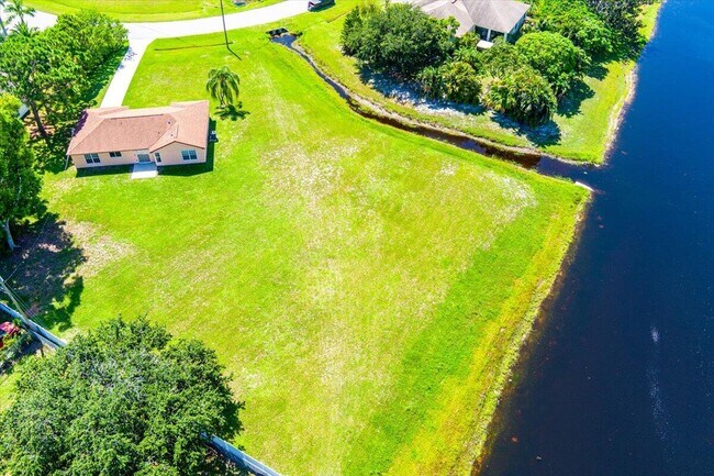 Building Photo - 2175 SE Heathwood Cir