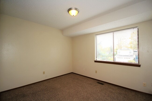 Building Photo - Beautiful 3 Bedroom Tri-Level Home In Federal Way!