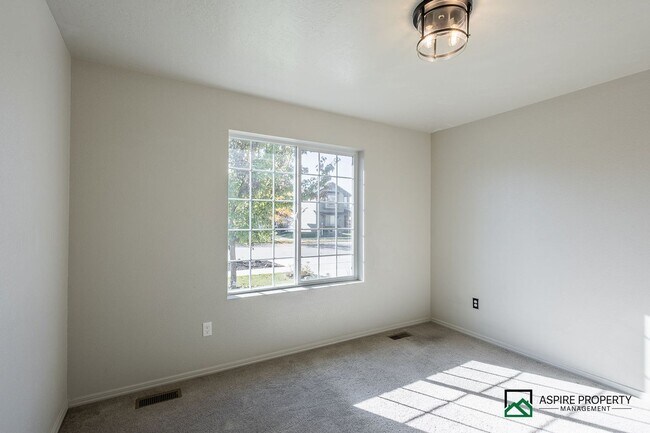 Building Photo - 4 Bed 2 Bath home for rent