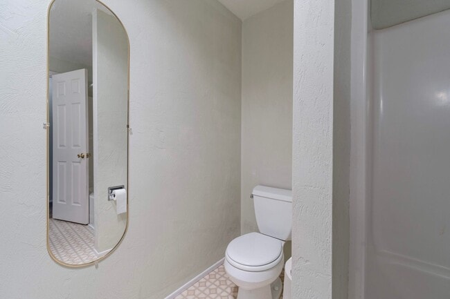 Building Photo - Large 2 bedroom 2 bathroom duplex with garage! $500 OFF YOUR FIRST MONTH’S RENT!