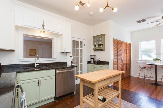 Building Photo - 917 E Broad St