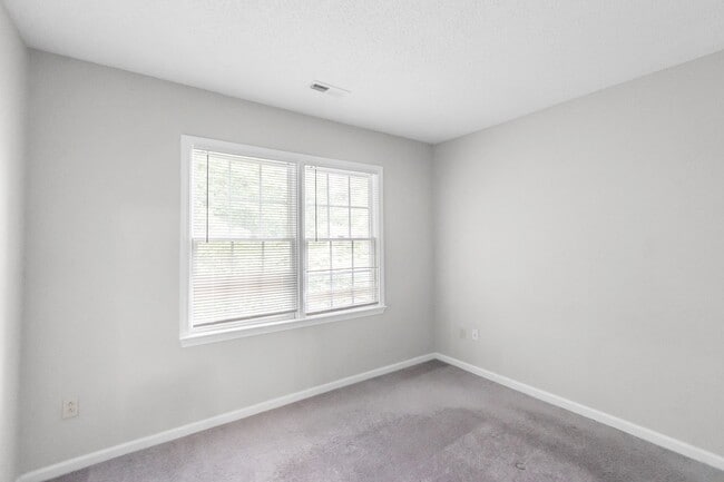 Building Photo - Spacious 2-Story Home with Finished Basement!