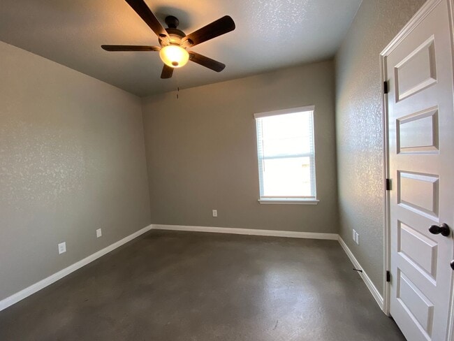 Building Photo - Beautiful Duplex in Seguin!