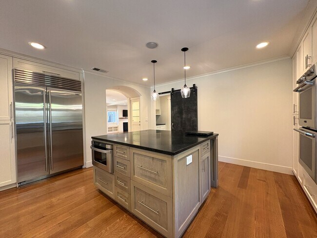Building Photo - Spacious 5BR/3.5BA Palo Alto Home with Gourmet Kitchen & Large Backyard