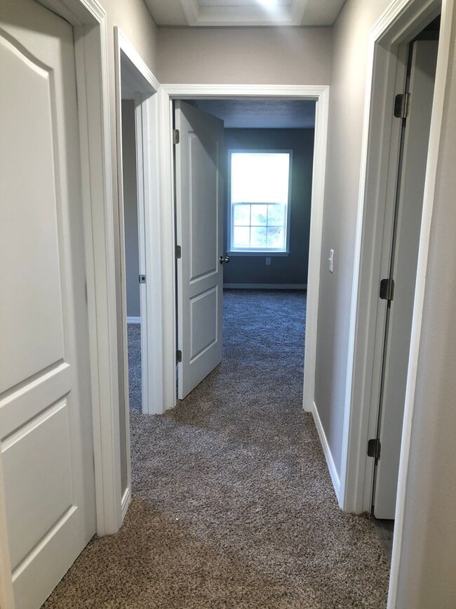 Building Photo - 3BR Townhouse near Holiday Hills