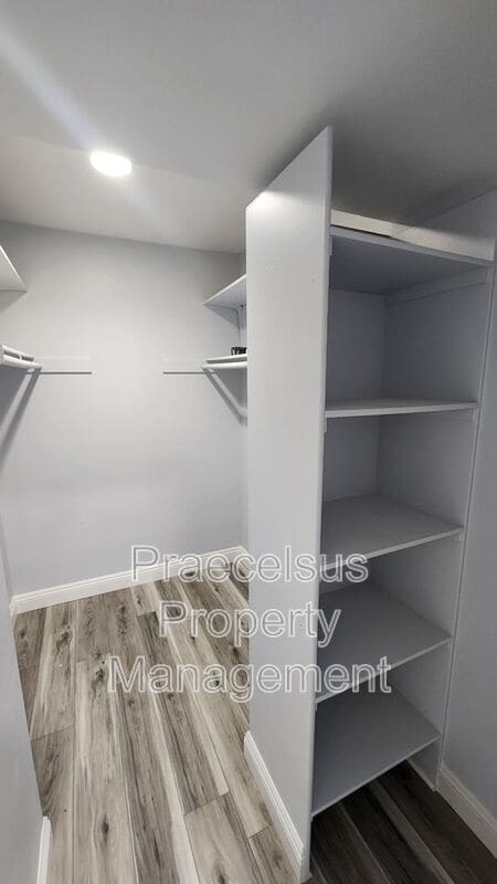 Building Photo - 2047 Lakeridge Cir