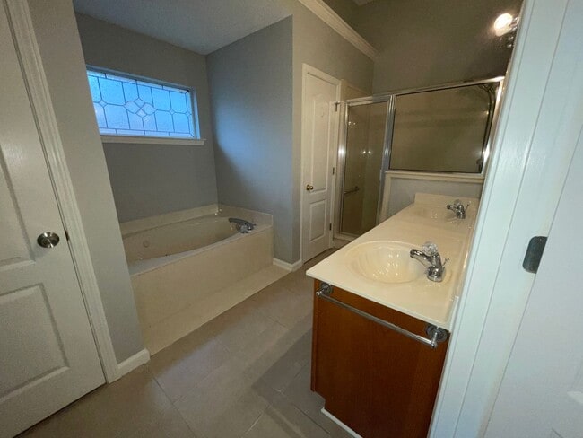 Building Photo - Leewood