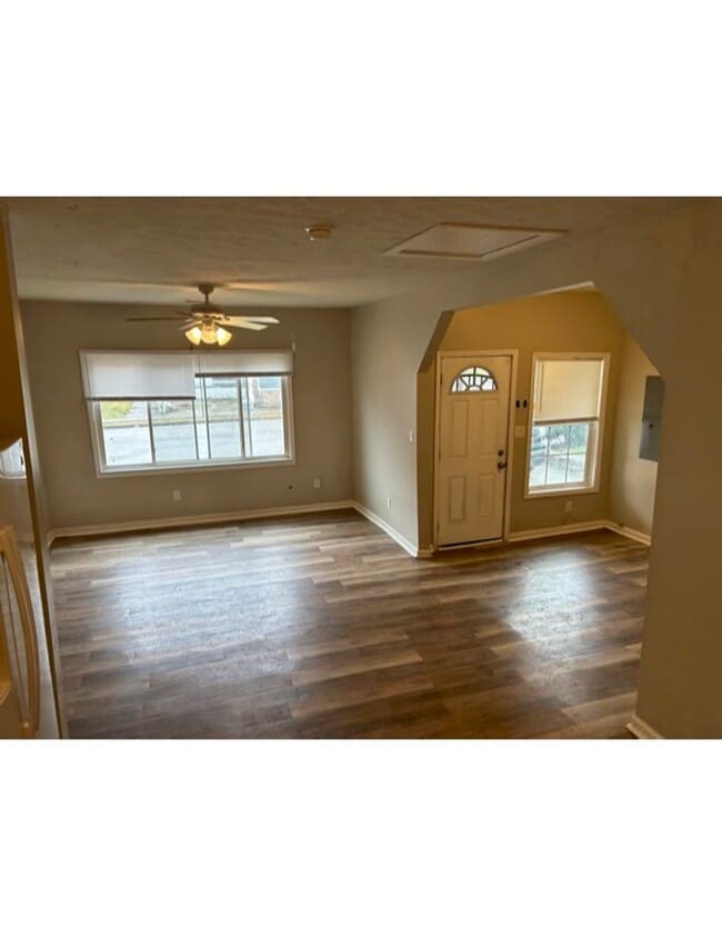 Building Photo - Downtown Beauty!